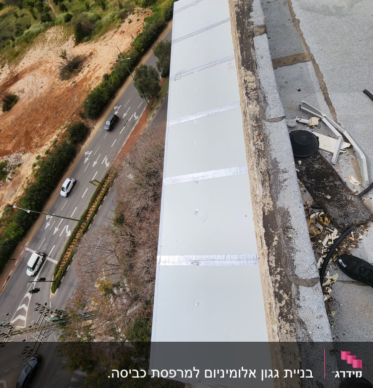 לוחות אלומיניום מותקנים על גג בניין